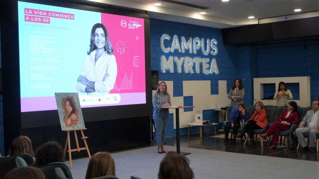 La consejera de Política Social, Familias e Igualdad, Conchita Ruiz, durante el acto de clausura del programa regional 'Impulso Mujer +50'