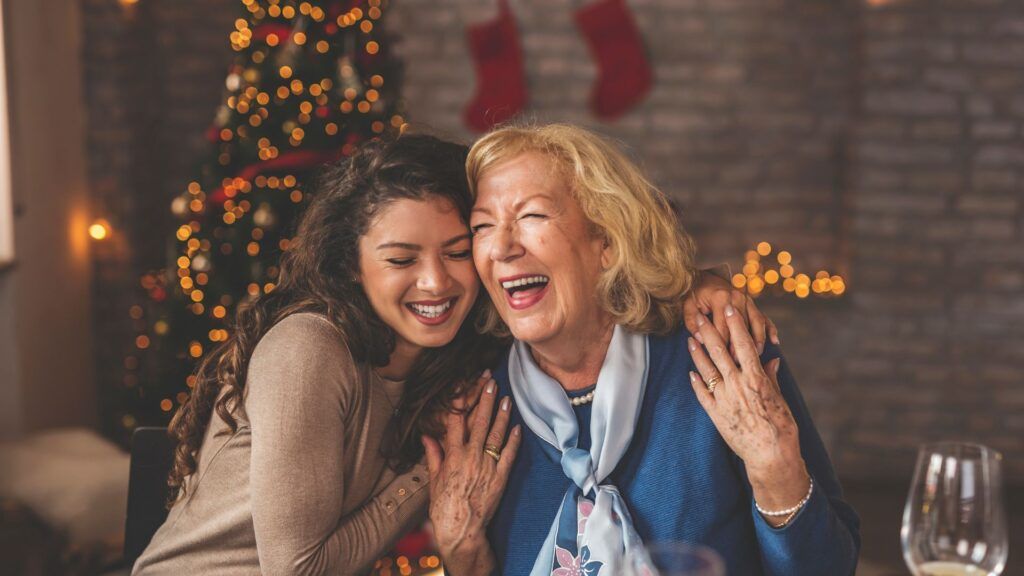 Mujeres abrazándose en Navidad