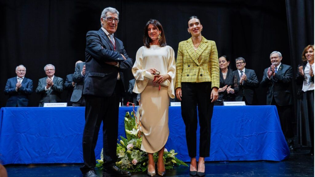 el director de la Academia de Bellas Artes de Santa María de la Arrixaca Martín Paez Berruezo, la pintora Perla Fuertes y la alcaldesa de Alhama de Murcia, María Cánovas.