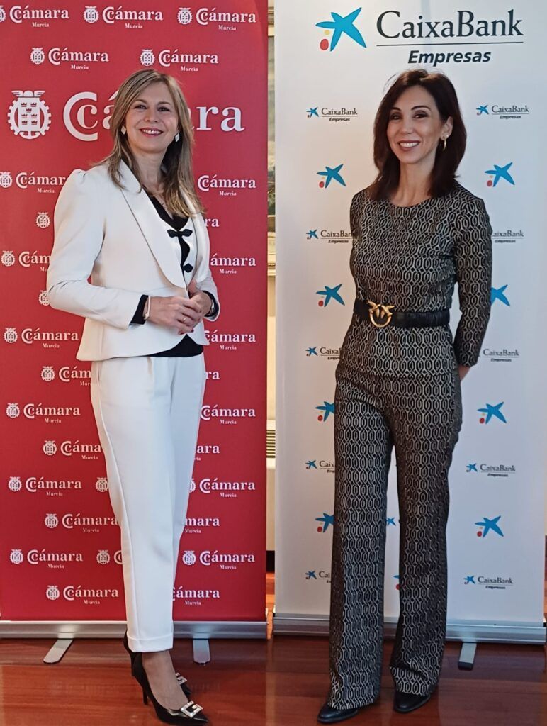 la directora territorial de CaixaBank en la Comunidad Valenciana y la Región de Murcia, Olga García, y la presidenta de la Cámara de Comercio de Murcia, Miriam Fuertes
