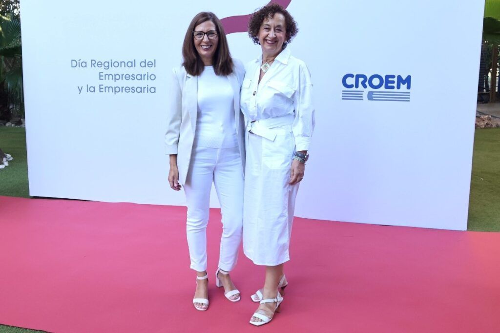 María José Torres junto a la codirectora del departamento, Ángeles Muñoz.