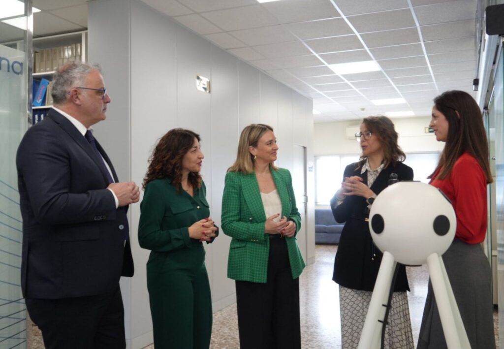 De izqda. a dcha, el presidente de SAES, Javier Mármol; La DG de Mujer, Ana Belén Martínez; la consejera de Política Social, Conchita Ruiz; la directora de Personas y Cultura de SAES, Esther Corbalán; y la directora de Estrategia, Innovación y Sostenibilidad de SAES, Sara García, durante su recorrido por las instalaciones de la empresa