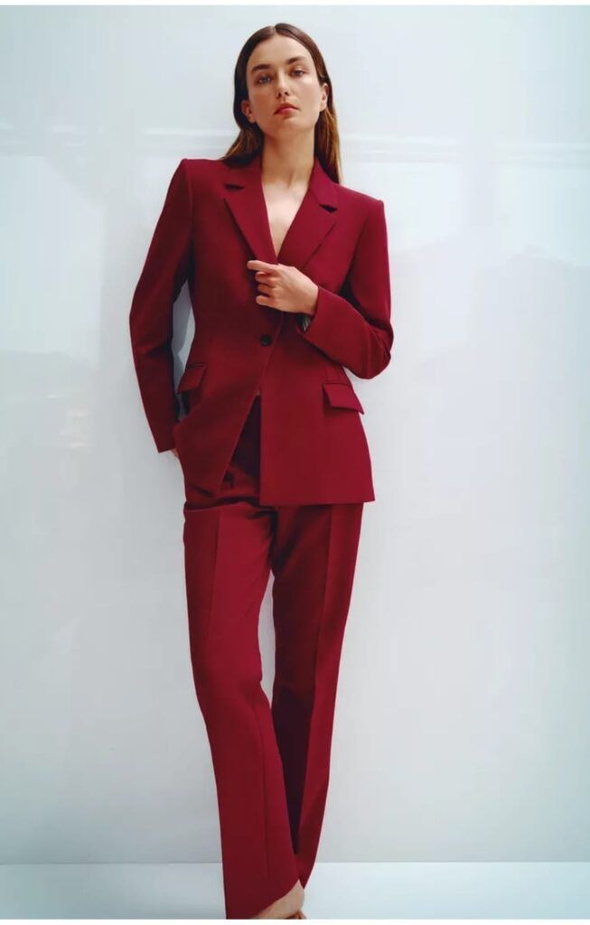 Blazer entallada y pantalón Flare /Zara