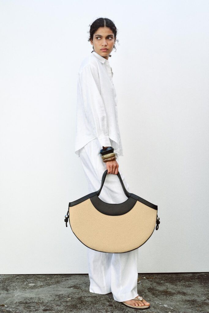 Bolso formato capazo en efecto rafia Zara