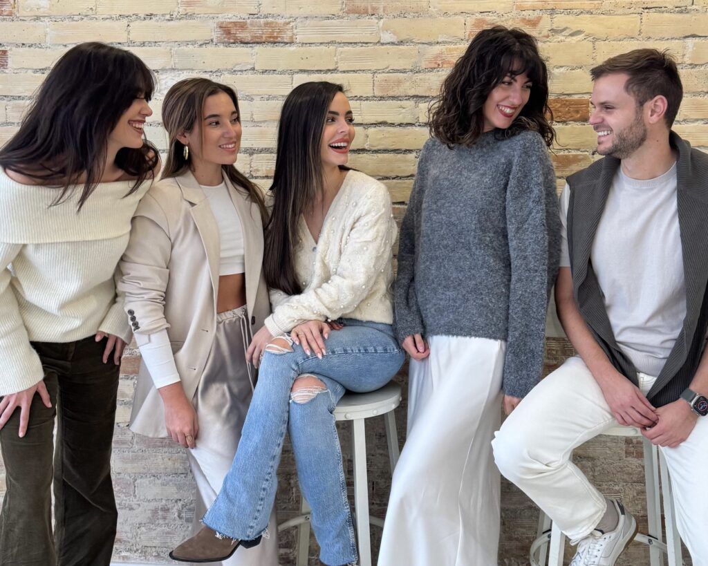 Marta Gálvez, CEO y fundadora de Anova Homes, junto a su equipo