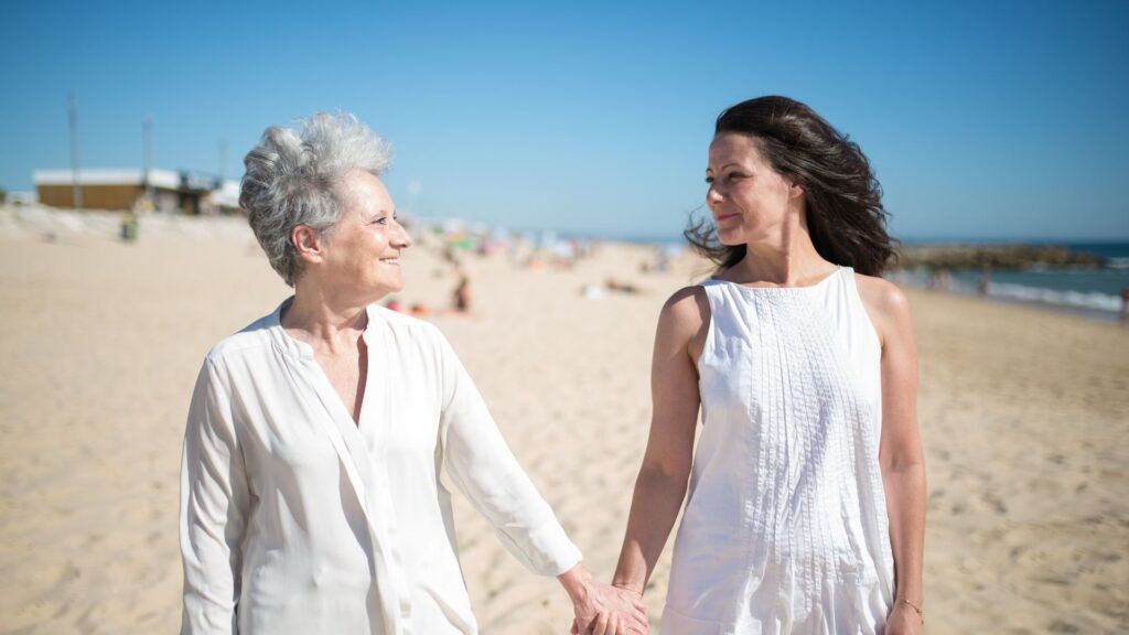 Madre e hija disfrutando de un paseo