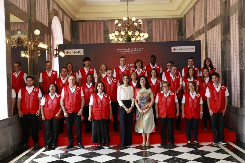 © Casa de S.M. el Rey.Doña Letizia con los miembros del voluntariado de Cruz Roja Española