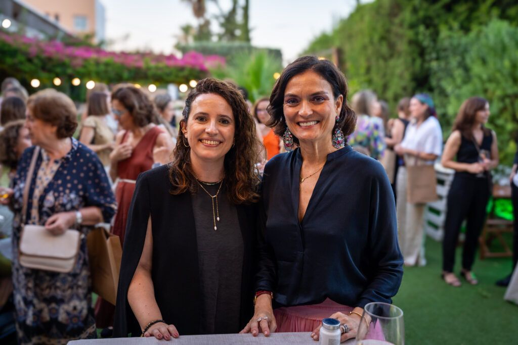 Las farmacéuticas Clara Motos y Asun Arias