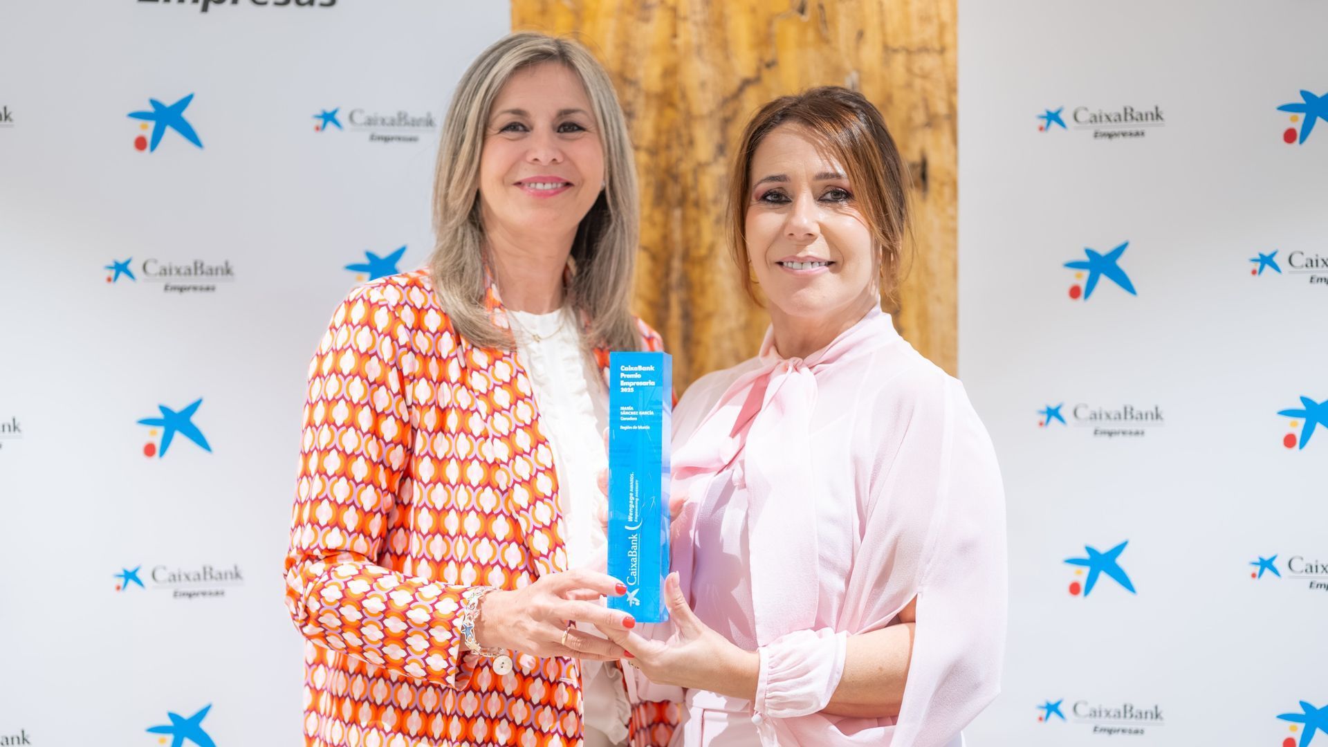 'Entrega CaixaBank Premio Empresaria Región de Murcia 2025. De izquierda a derecha: La directora territorial de CaixaBank en la Comunidad Valenciana y la Región de Murcia, Olga García, y la ganadora del CaixaBank Premio Empresaria en la Región de Murcia, María Sánchez