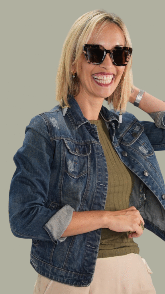 Azucena Marín, radiante con sus gafas AWKN Collection