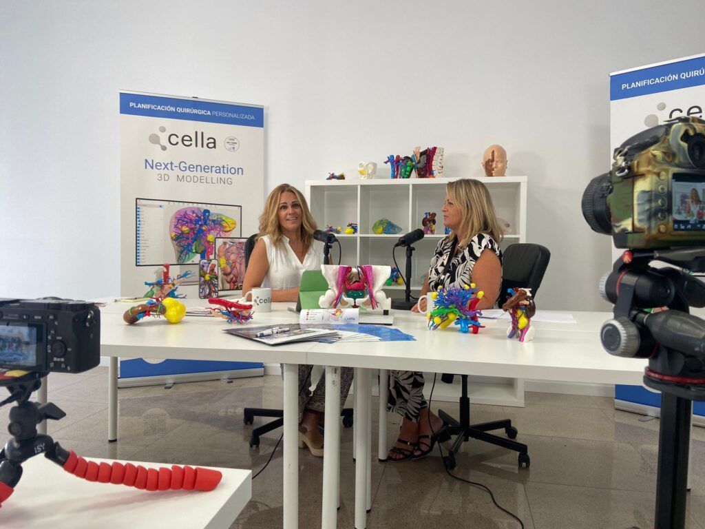Eva Pérez junto a María Eugenia Requena, directora de Organización y Operaciones en Cella Medical Solutions