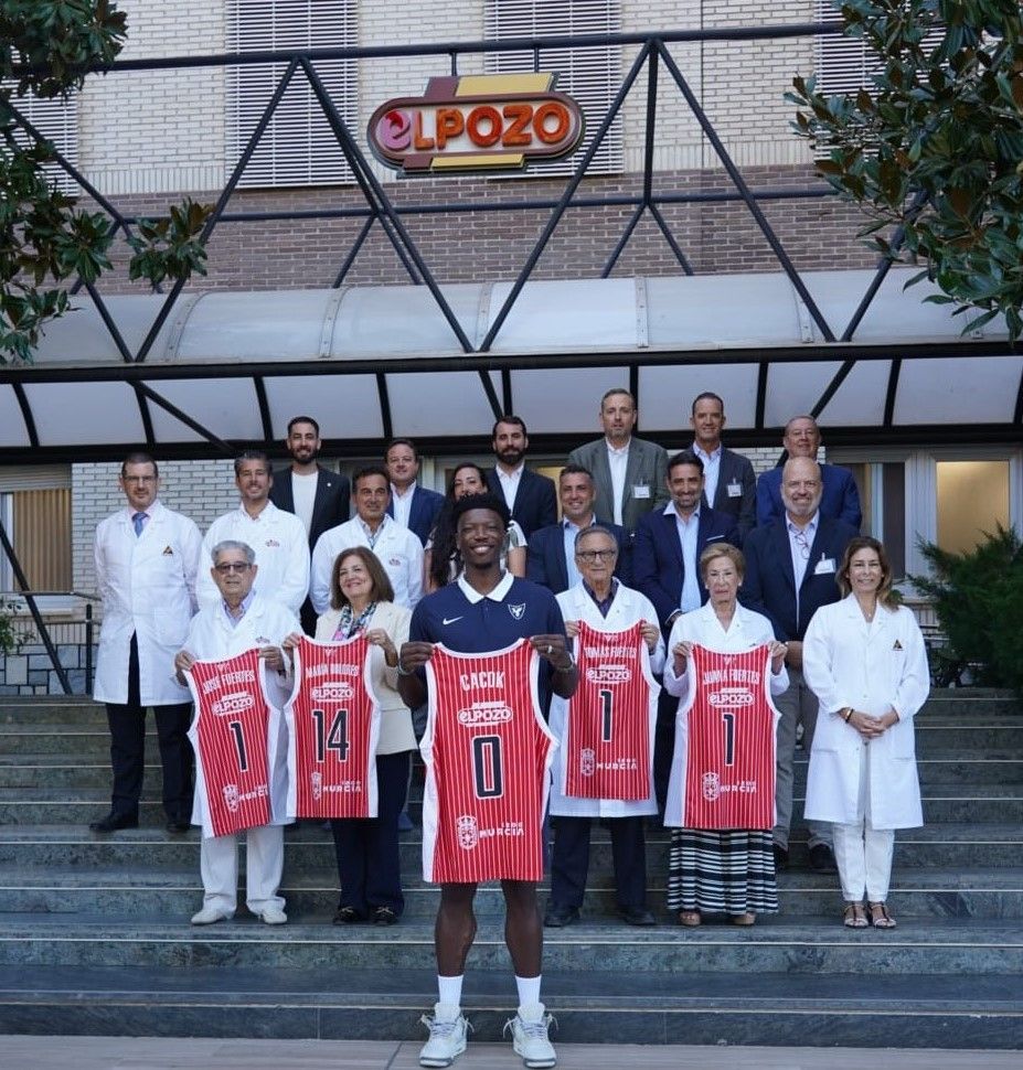 Ambos equipos directivos del UCAM CB Murcia y ElPozo Alimentación, junto al nuevo fichaje, Devontae Cacok.