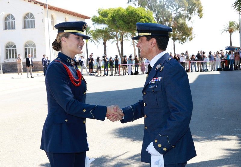 © Casa de S.M. el ReySu Alteza Real la Princesa de Asturias recibe el saludo del director de la Academia General del Aire y del Espacio, el coronel Luis Felipe González Asenjo