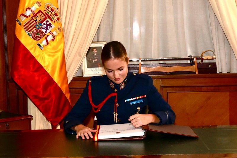 © Casa de S.M. el ReyLa Princesa de Asturias firma en el Libro de Honor de la Academia General del Aire y del Espacio