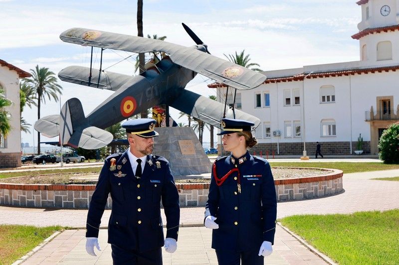 Casa de S.M. el ReySu Alteza Real la Princesa de Asturias se dirige al edificio de alojamiento acompañada del comandante jefe del Escuadrón de Alumnos, Carlos Puerta Juárez