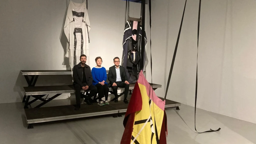 Imagen de la visita del director general del Instituto de las Industrias Culturales y las Artes, Manuel Cebrián, en la exposición 'Drama!', de Valeria Maculan y comisariada por Javier Martín-Jiménez