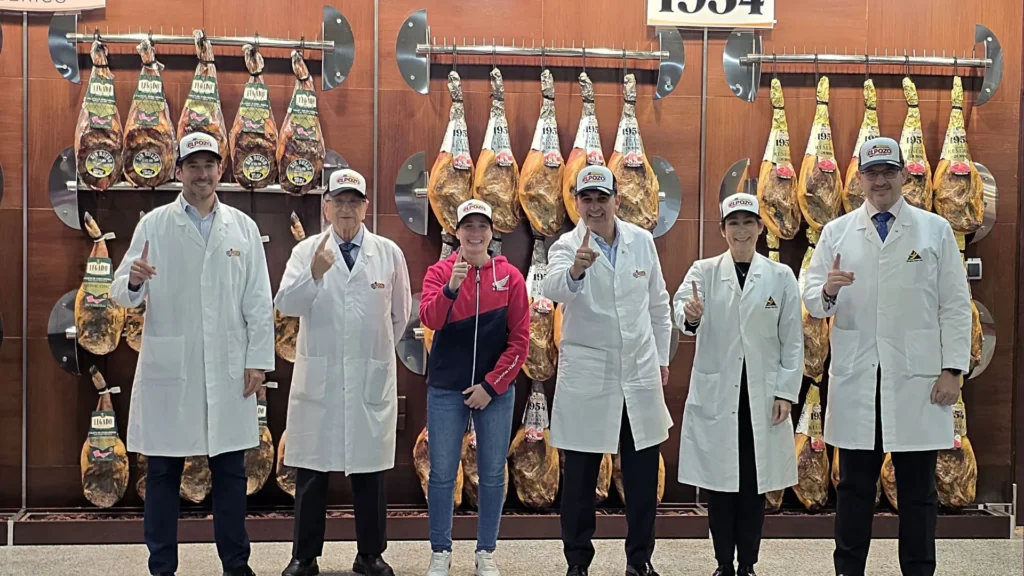 La Dirección de El Pozo Alimentación junto a la piloto de motociclismo Ana Carrasco, nueva embajadora de la marca.
