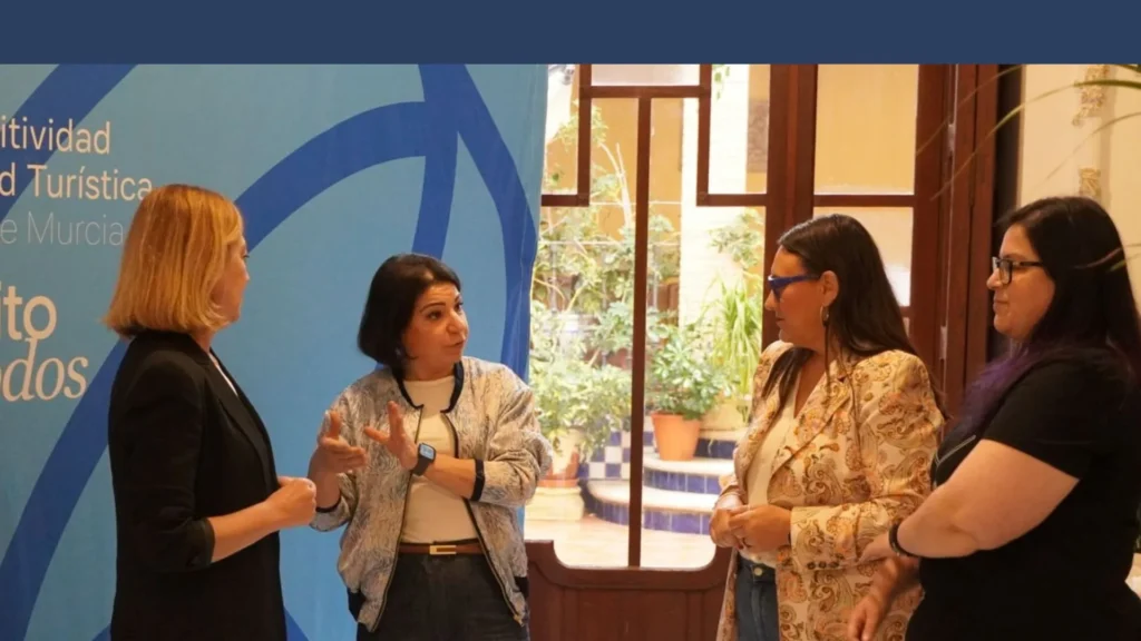 La directora general de Competitividad y Calidad Turísticas, Eva Reverte, y la alcaldesa de Jumilla, Seve González, con las propietarias de De Loreto