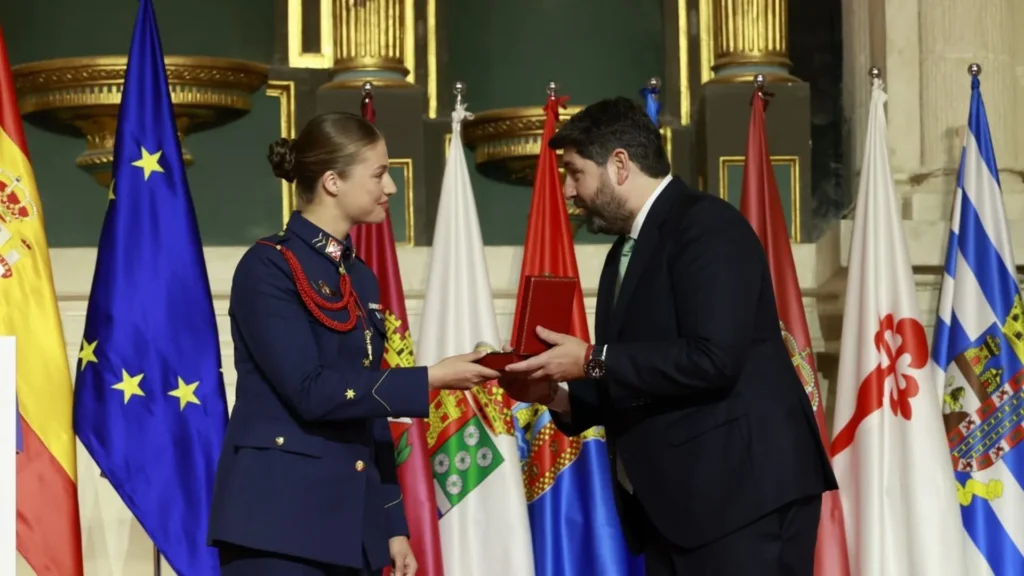 princesa leonor recibe la medalla de oro en murcia