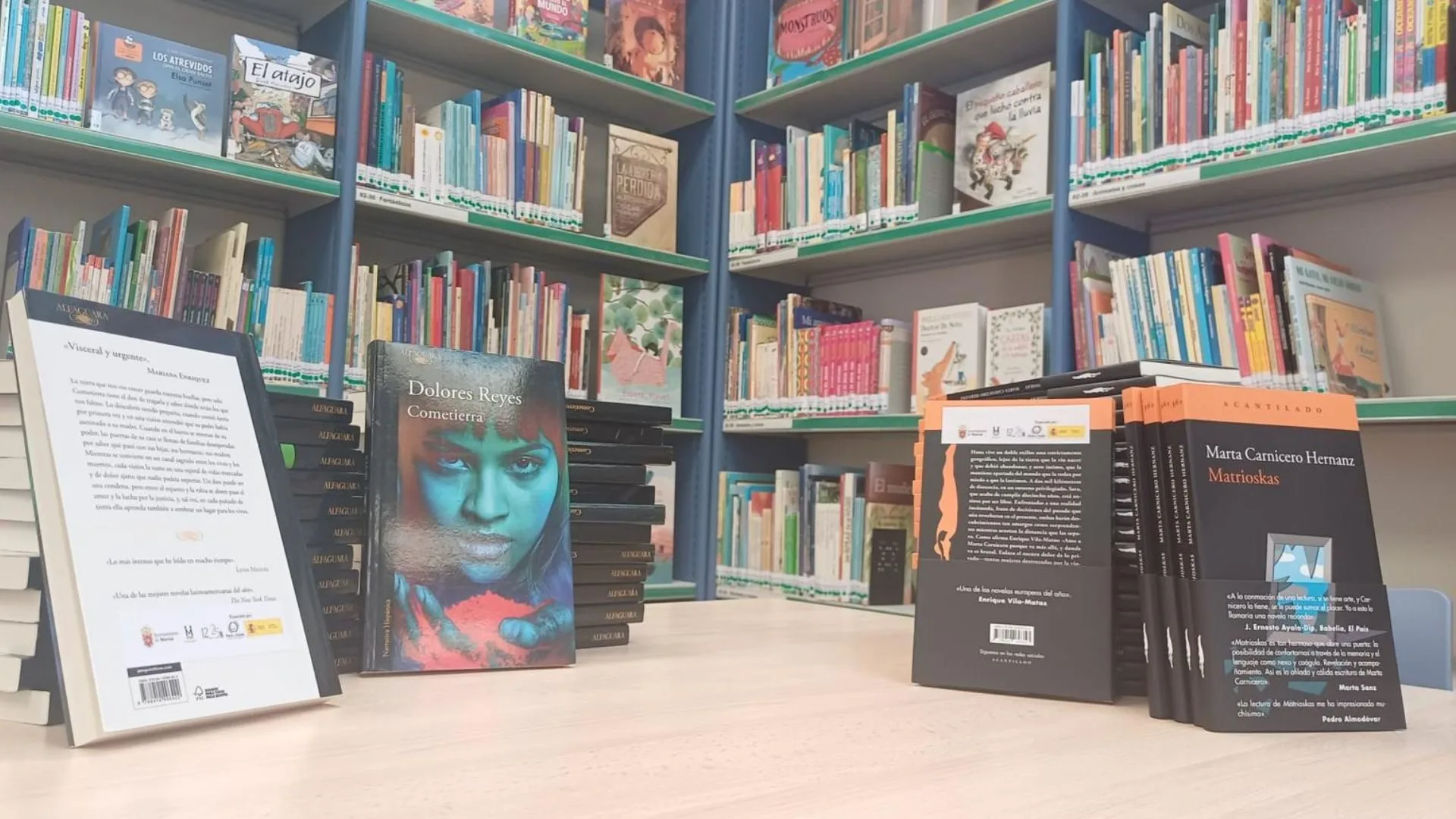 El Ayuntamiento impulsa la sensibilización contra la violencia de género con la donación de libros para los clubes de lectura en las bibliotecas
