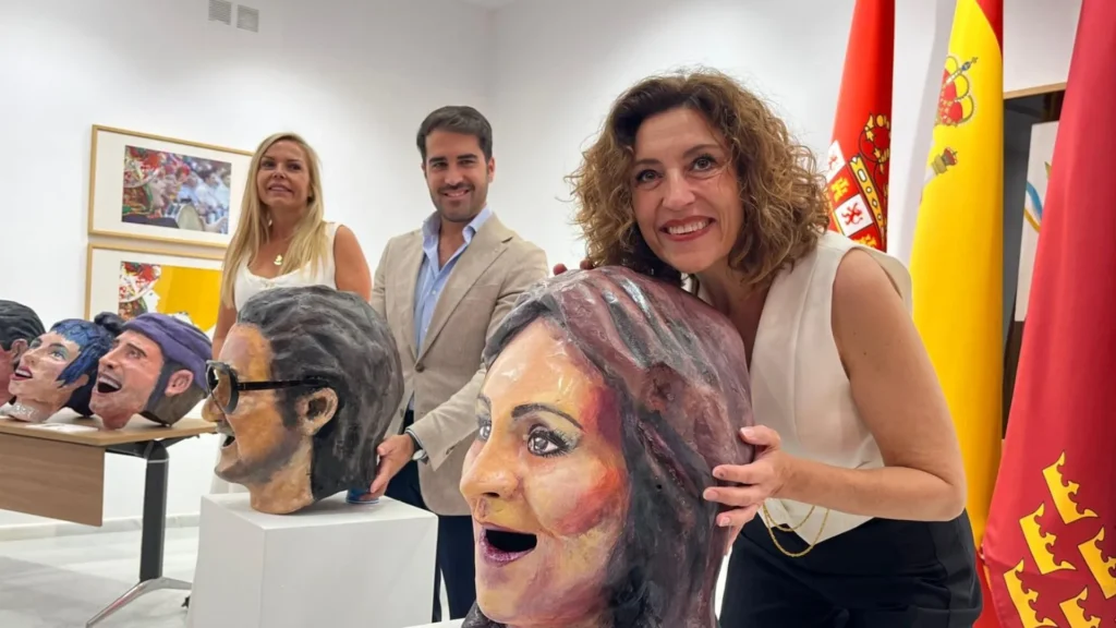 La Feria de Murcia suma a Pepa Aniorte y Carlos Santos a su familia de cabezudos
