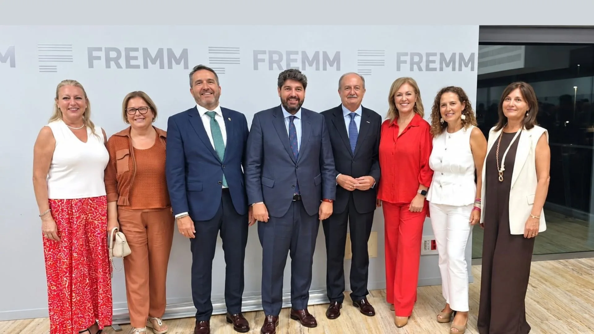 De izquierda a derecha: María del Mar Carrillo, socia de Carrillo; Soledad Martínez, gerente de Monisol; Miguel López Abad, presidente de CROEM; Fernando López Miras, presidente de la Región de Murcia; Tomás Martínez Pagán, presidente de FREMM; Carmen Muñoz, presidenta de Colabora Mujer; Gloria Abellán, directora regional de Banco Sabadell, y Carmen Jerez, presidenta de AMEP.